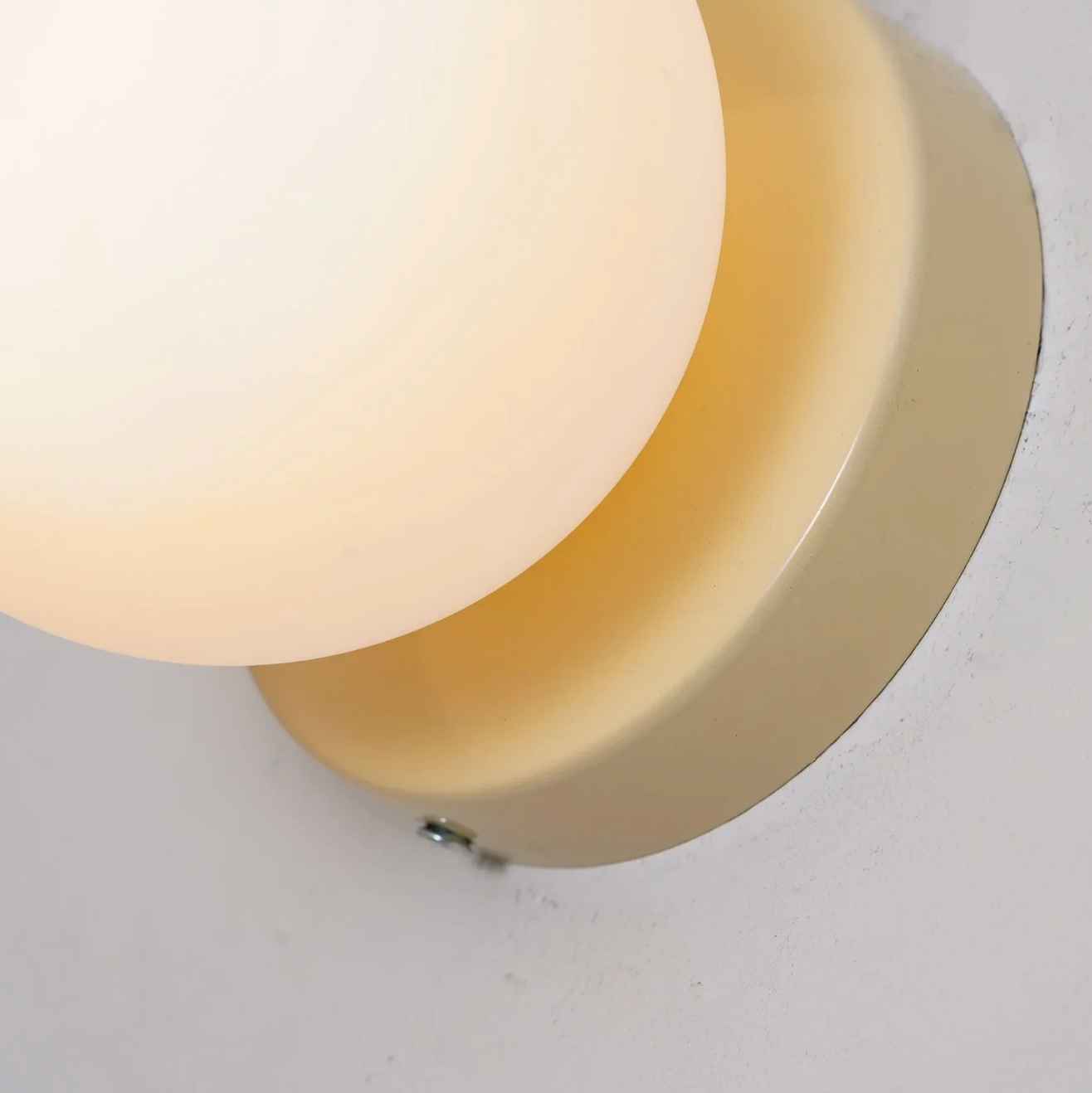 Nowoczesny kinkiet ścienny z kulistym kloszem – minimalistyczny design do wnętrz
