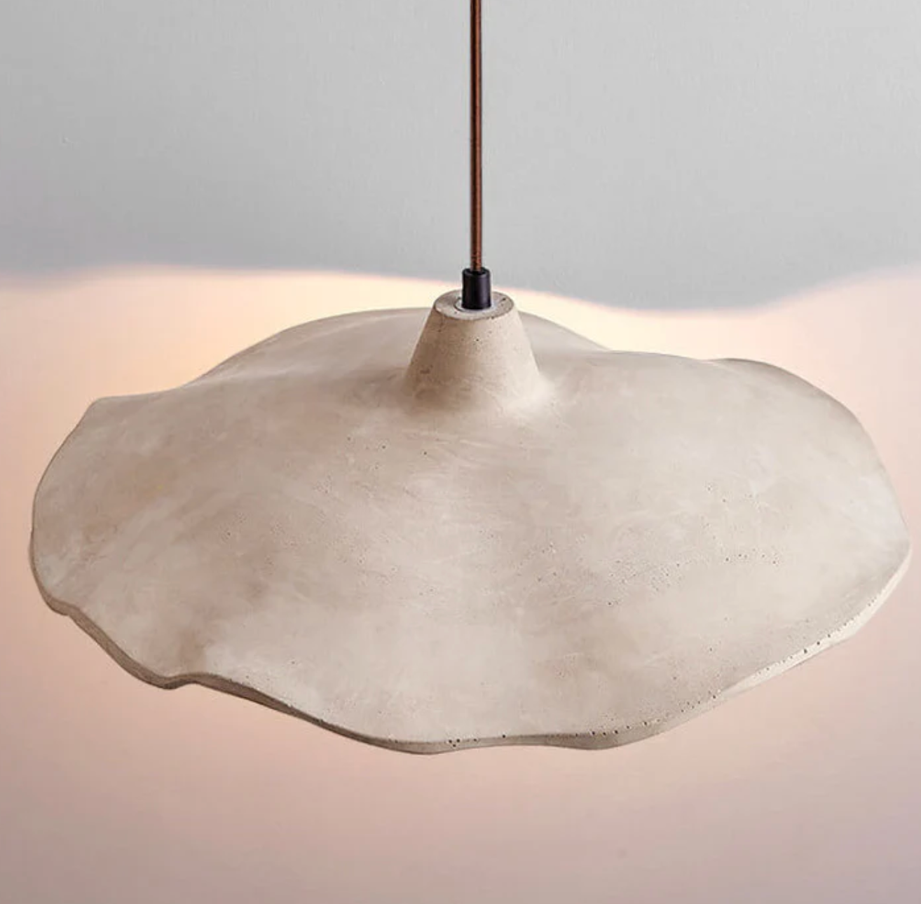 Designerska lampa wisząca z betonowym kloszem – organiczna forma i naturalny charakter
