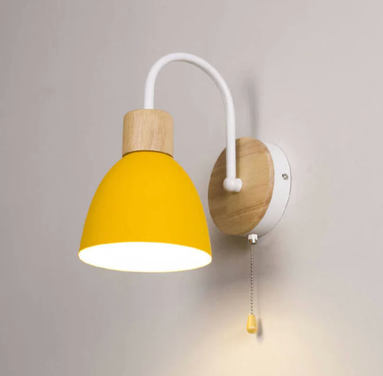 Nowoczesna lampa ścienna z drewnianym akcentem i łańcuszkiem
