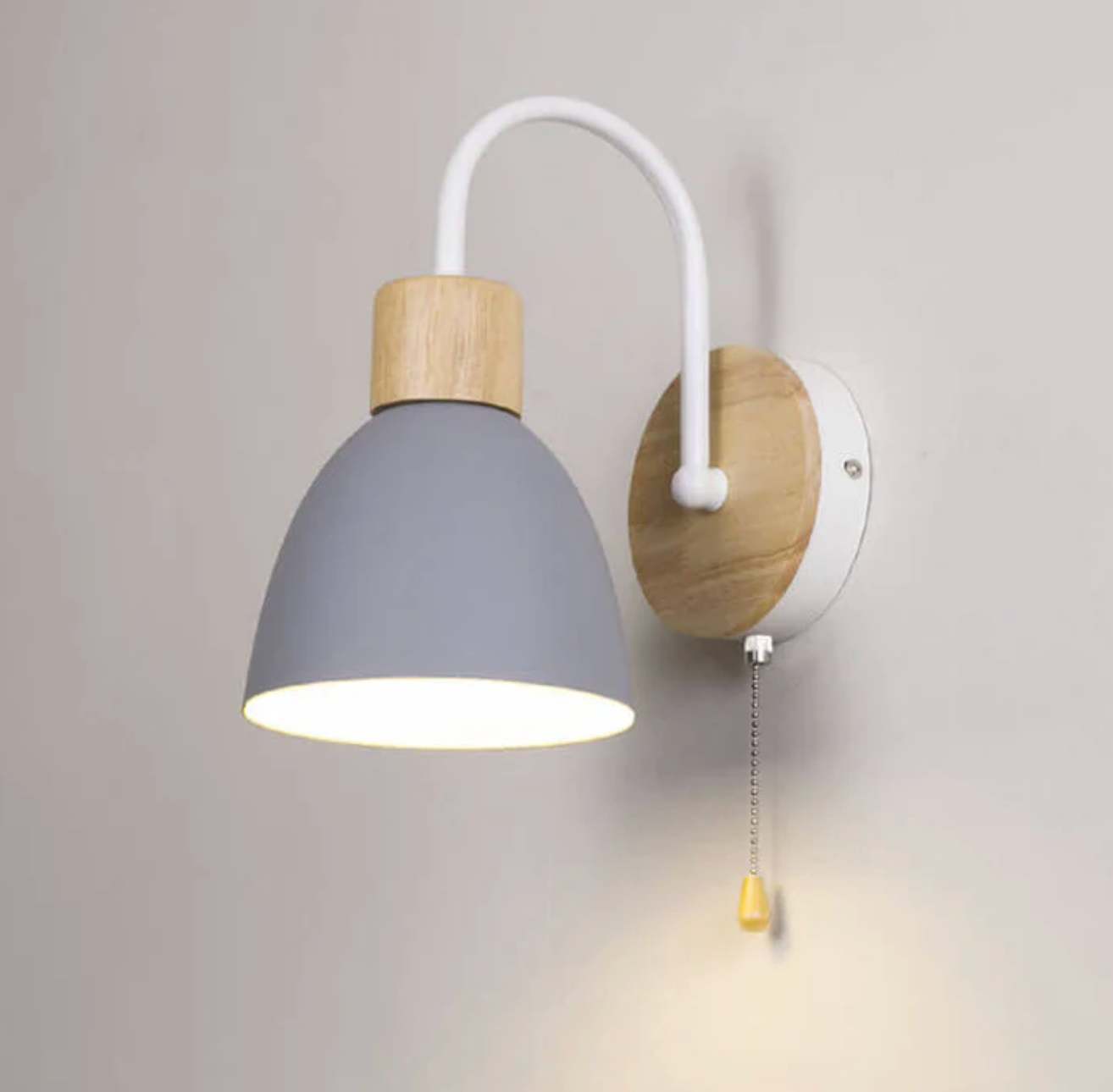 Nowoczesna lampa ścienna z drewnianym akcentem i łańcuszkiem