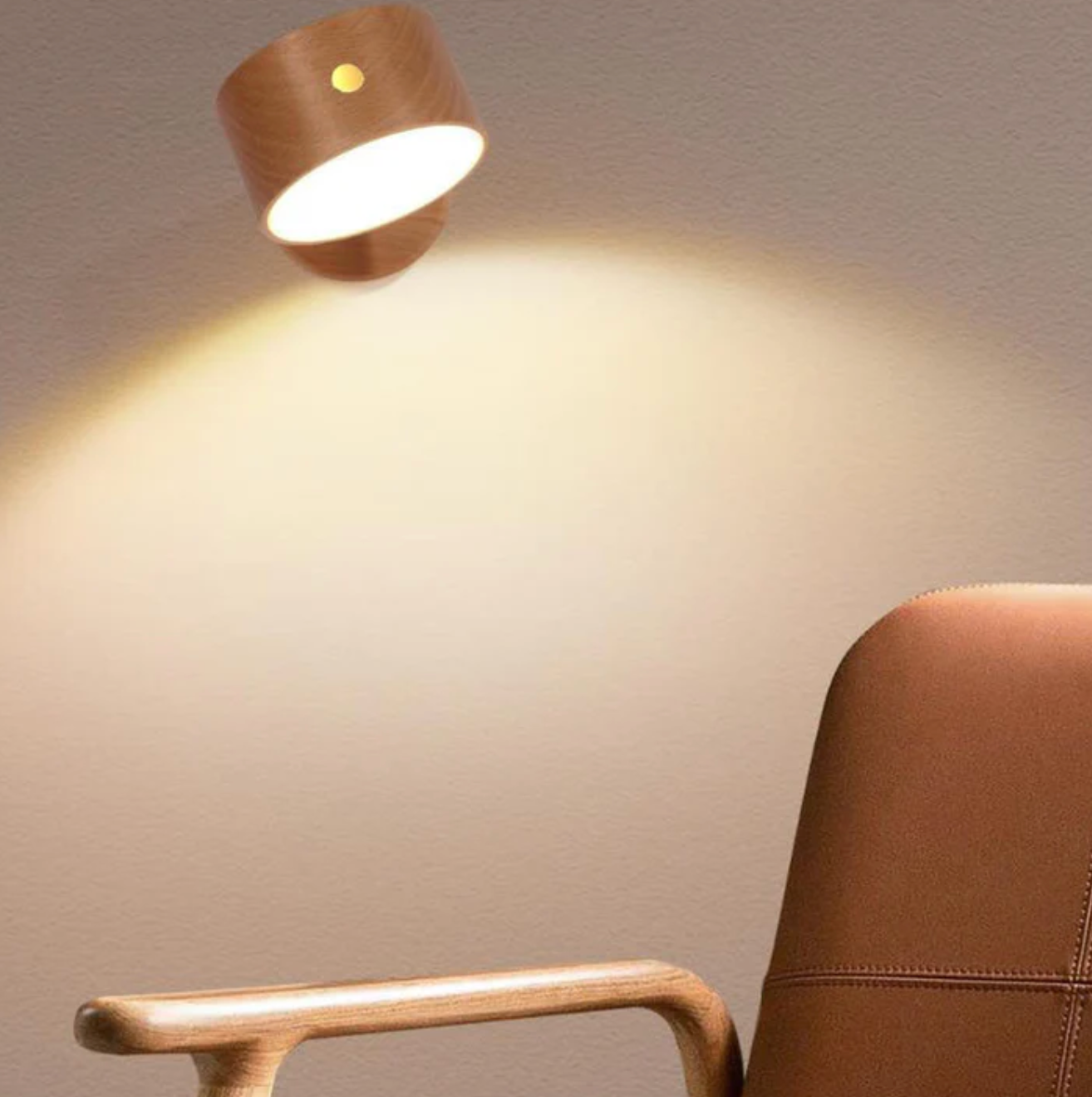 Drewniany kinkiet LED na magnes z regulacją kąta – nowoczesna lampka ścienna