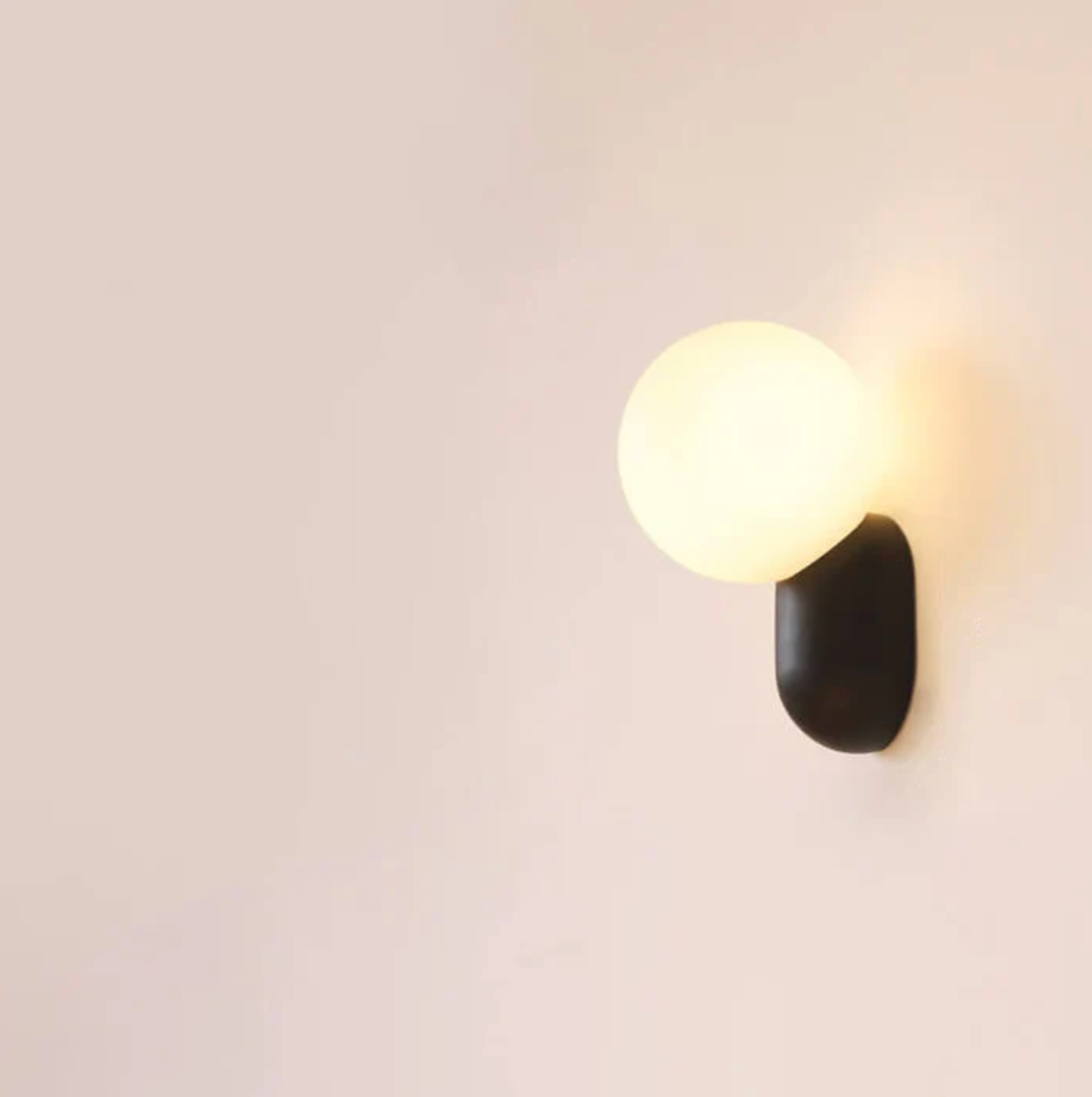 Nowoczesny kinkiet kula LED – designerska lampa ścienna