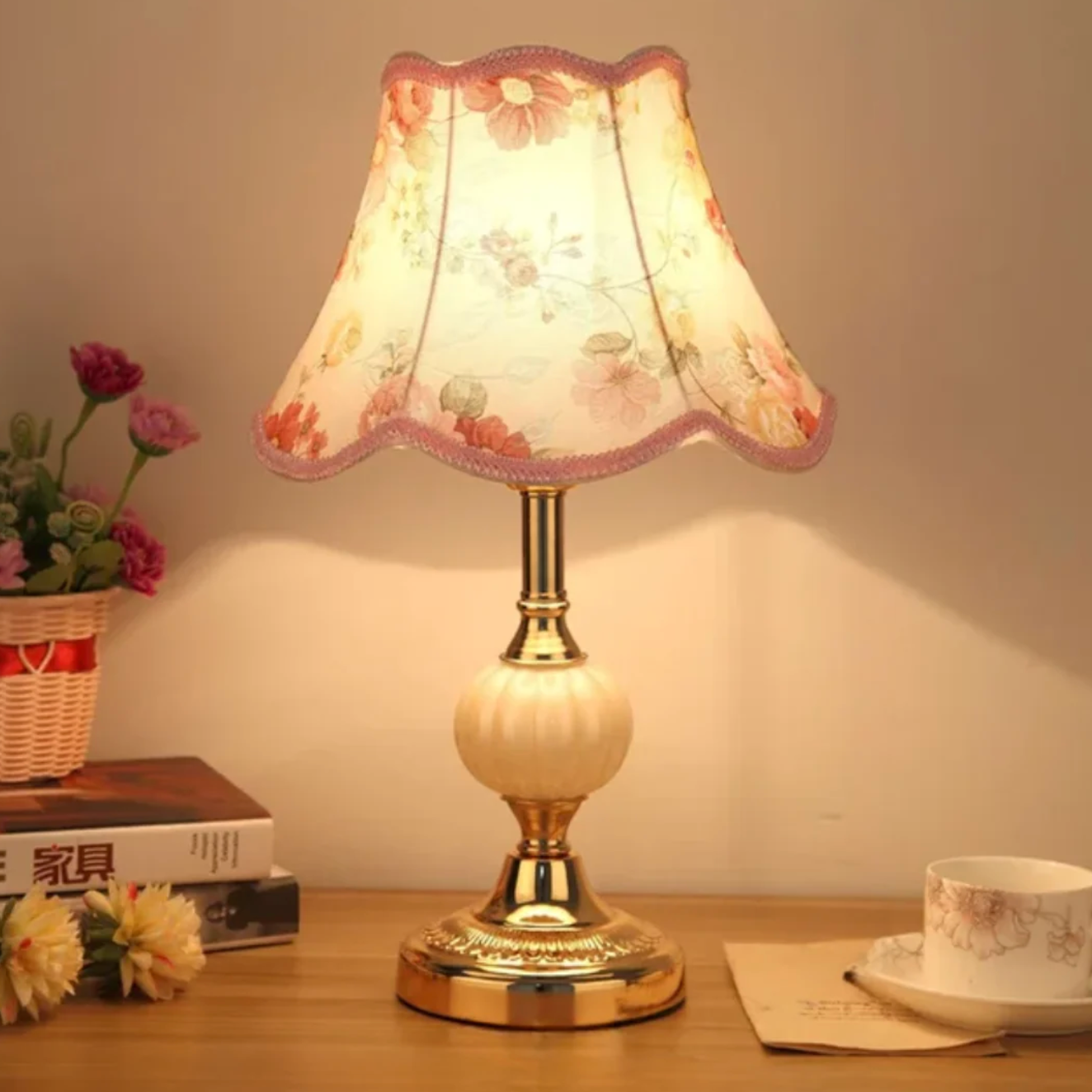 Klasyczna lampa stołowa z dekoracyjnym abażurem – elegancka lampka nocna w stylu retro