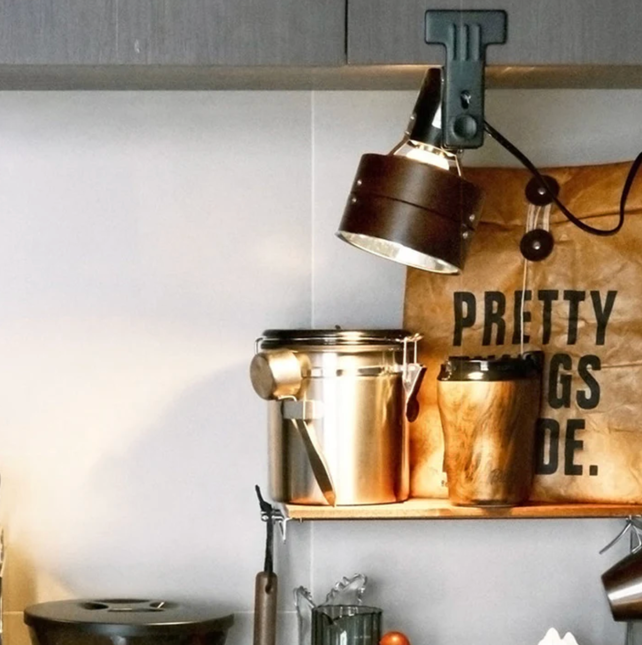 Regulowana lampa klipsowa w stylu retro – metalowo-drewniany reflektor biurkowy