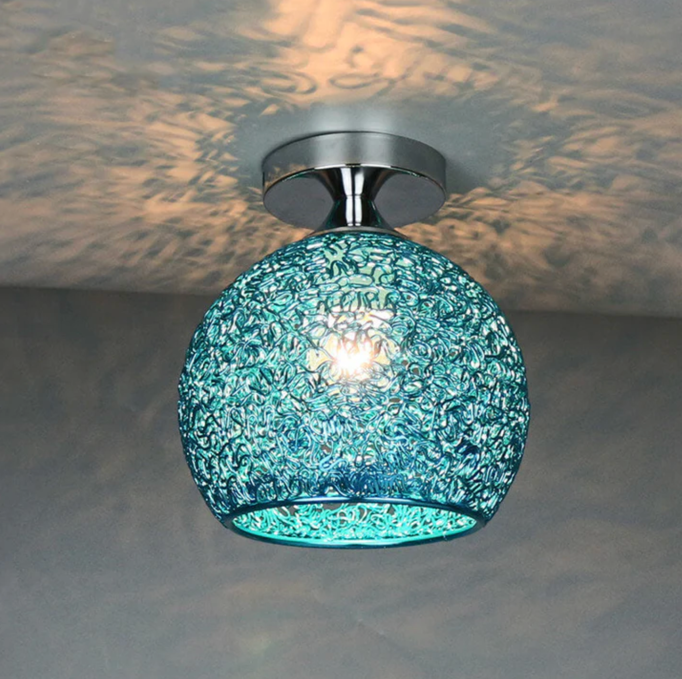 Lampa sufitowa kule dekoracyjna – plafon z ażurowym kloszem metalowym