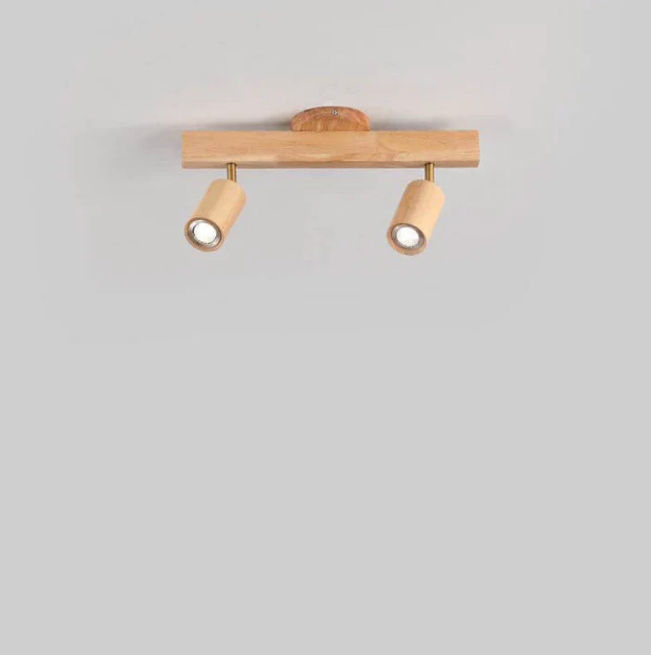 Drewniana lampa sufitowa typu spot – regulowane reflektory w stylu skandynawskim