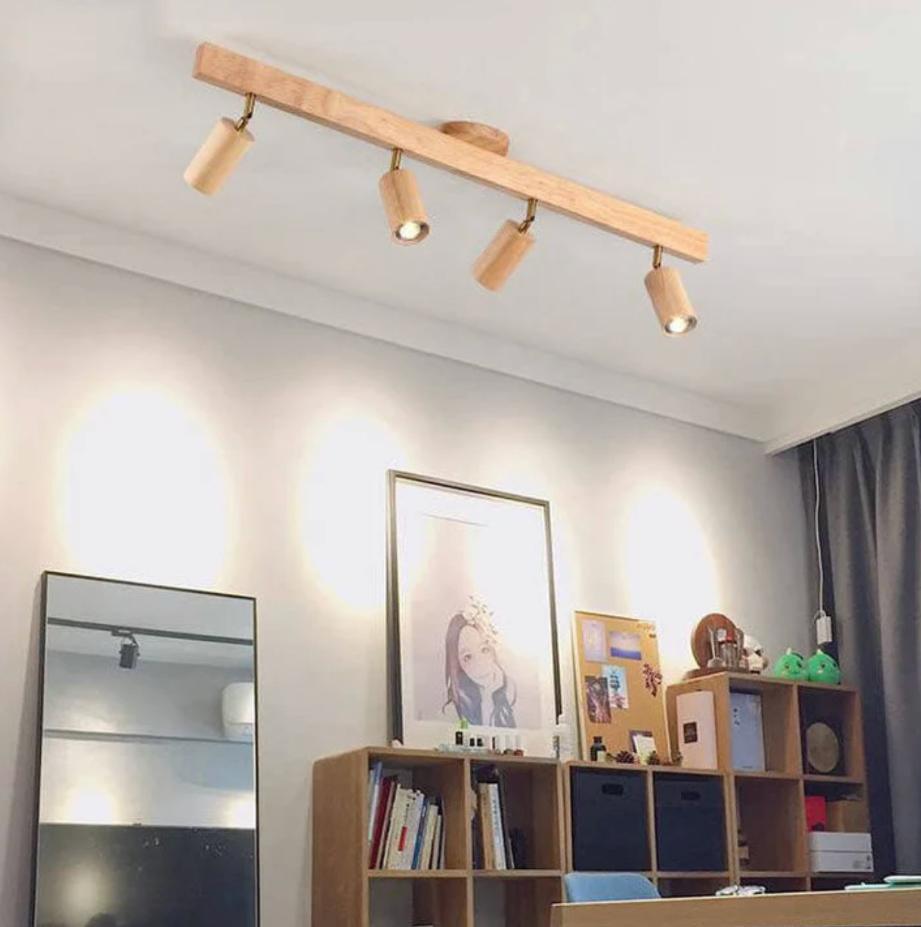 Drewniana lampa sufitowa typu spot – regulowane reflektory w stylu skandynawskim