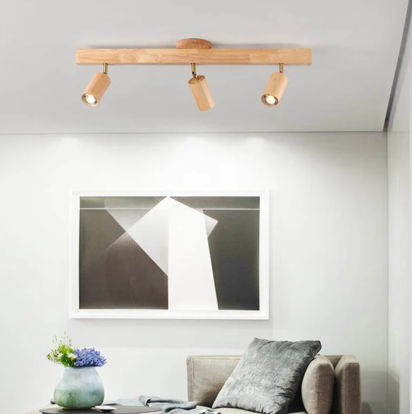 Drewniana lampa sufitowa typu spot – regulowane reflektory w stylu skandynawskim