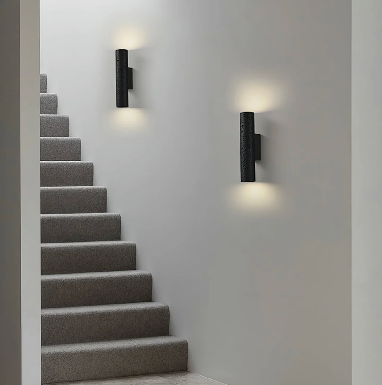Nowoczesna lampa ścienna tubowa – czarna, minimalistyczny kinkiet góra–dół