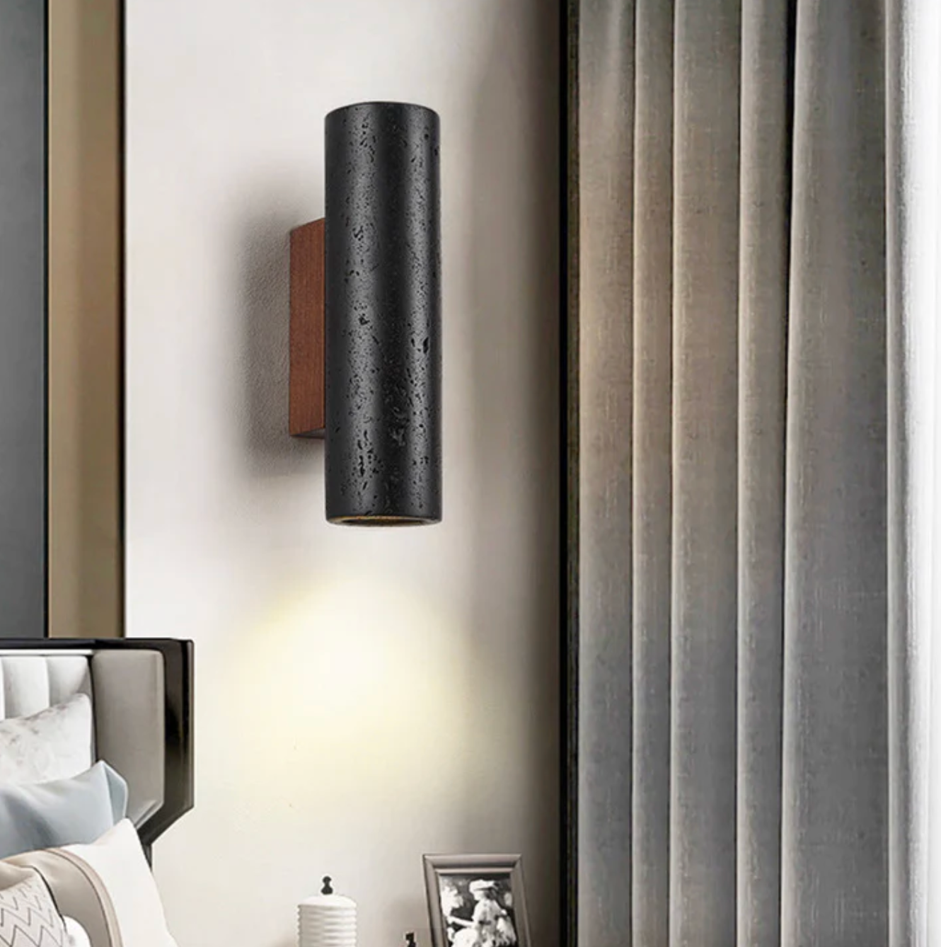 Nowoczesna lampa ścienna tubowa – czarna, minimalistyczny kinkiet góra–dół