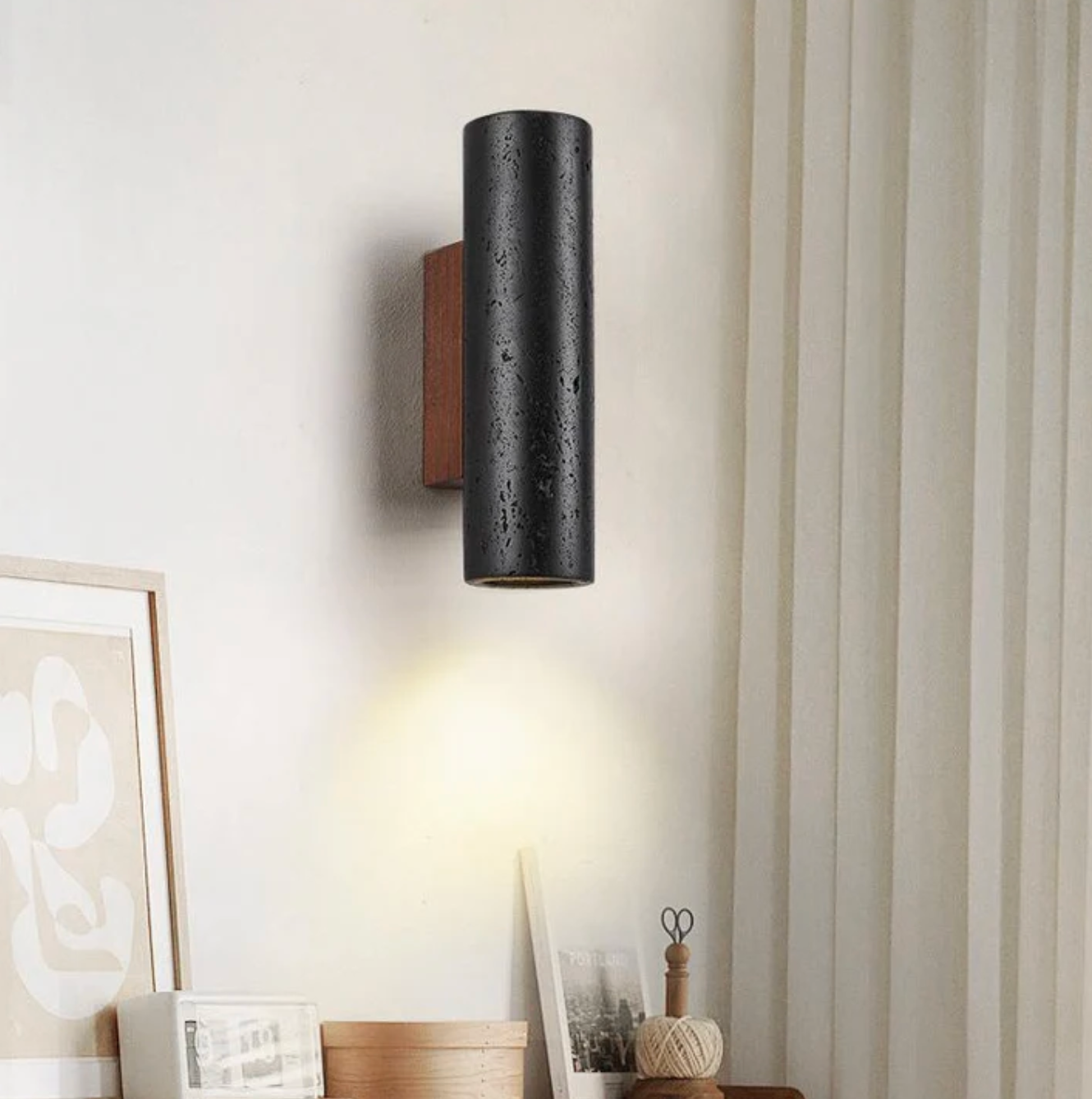 Nowoczesna lampa ścienna tubowa – czarna, minimalistyczny kinkiet góra–dół