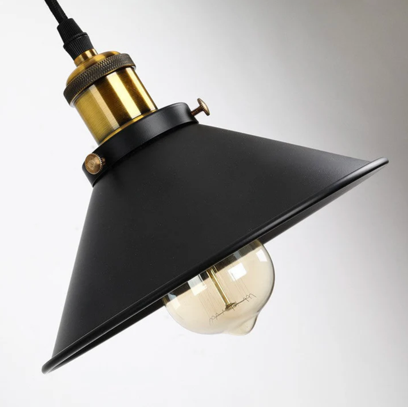 Industrialny kinkiet ścienny – regulowana lampa w stylu loft
