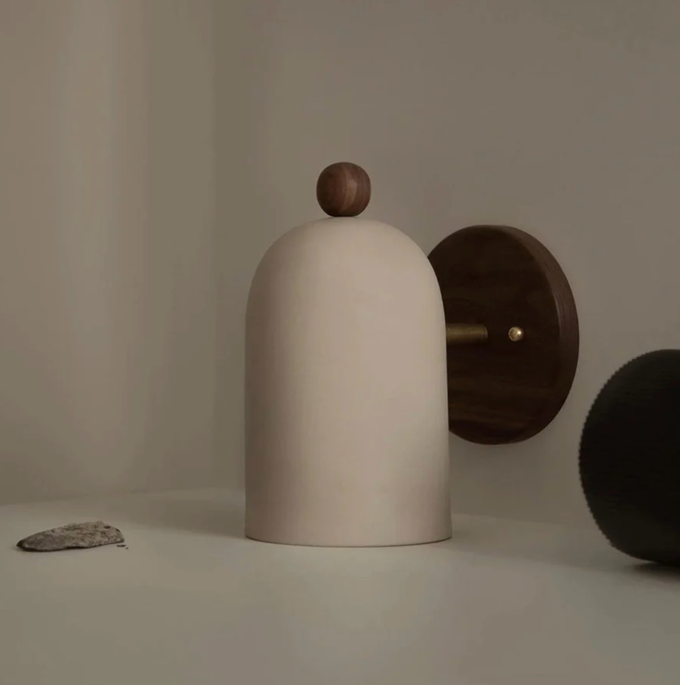 Nowoczesny kinkiet ścienny z drewnianą podstawą – minimalistyczna lampa ścienna