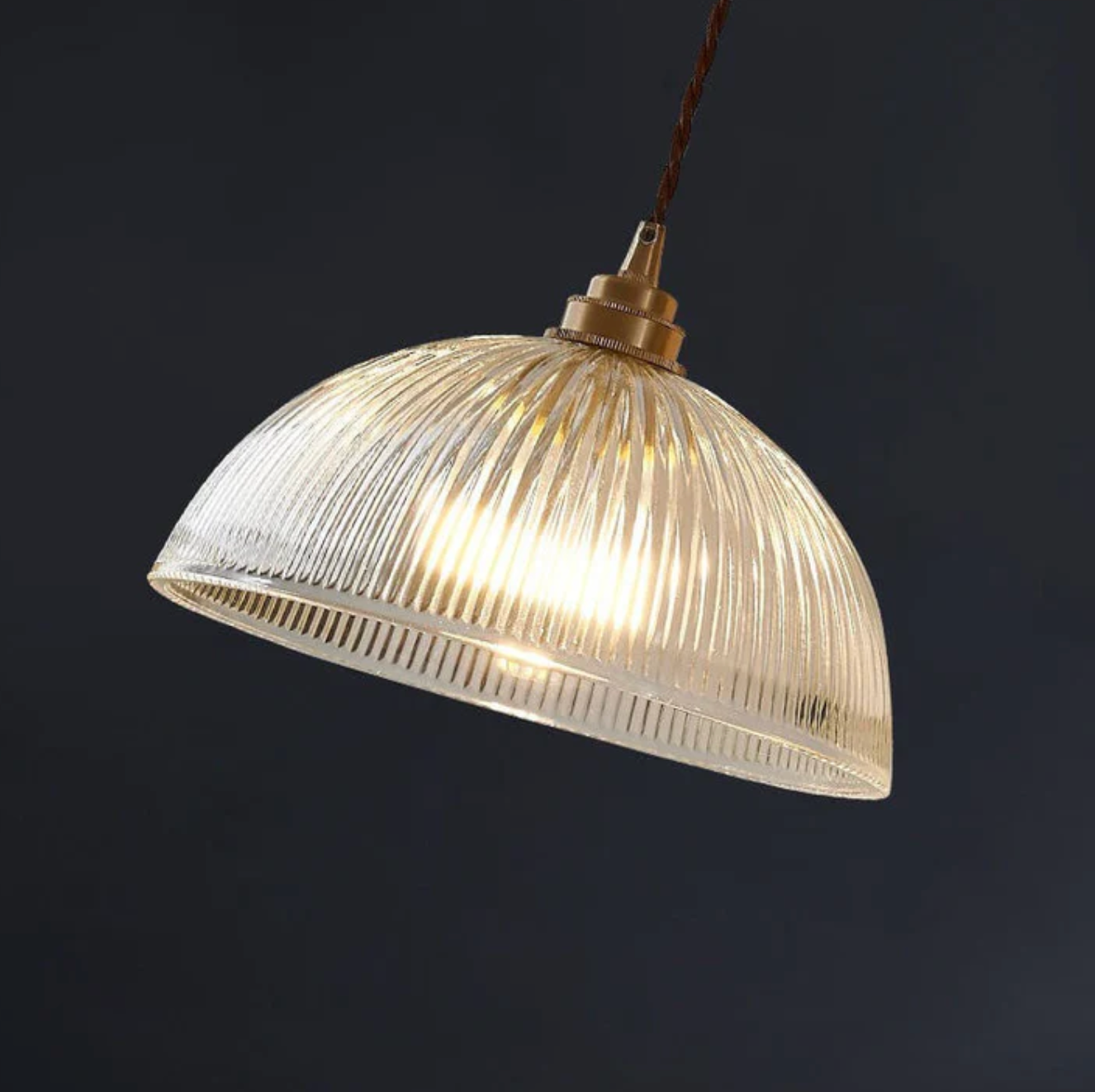 Szklana lampa wisząca w stylu retro z żłobionym kloszem i mosiężnym wykończeniem