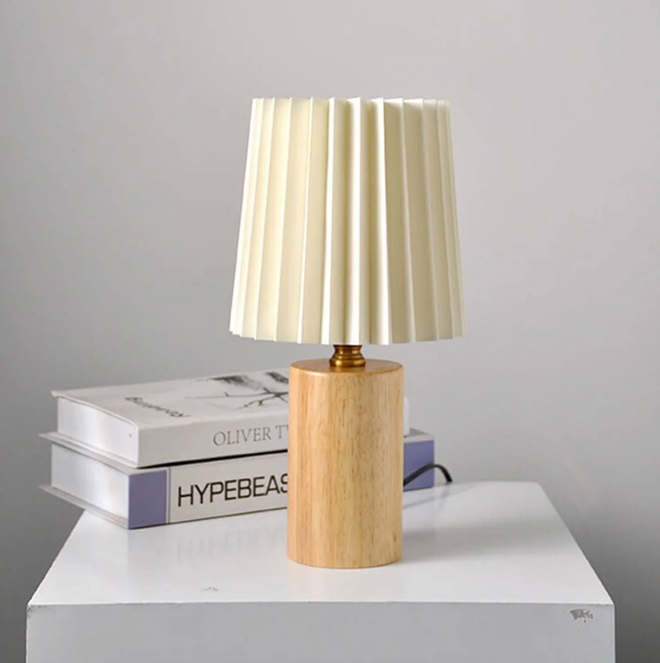 Nowoczesna lampa stołowa z drewnianą podstawą i plisowanym abażurem – lampka nocna w stylu skandynawskim