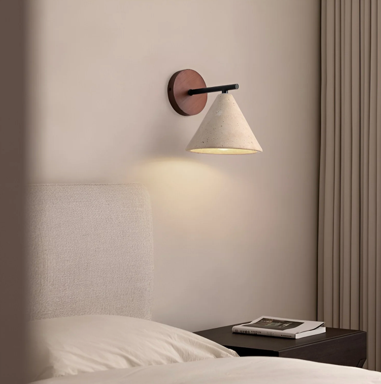 Kinkiet ścienny nowoczesny – lampa ścienna z drewnianą podstawą i stożkowym kloszem