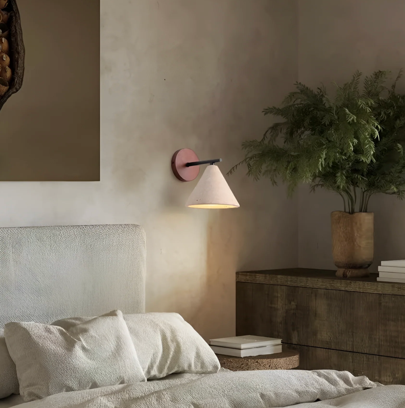 Kinkiet ścienny nowoczesny – lampa ścienna z drewnianą podstawą i stożkowym kloszem