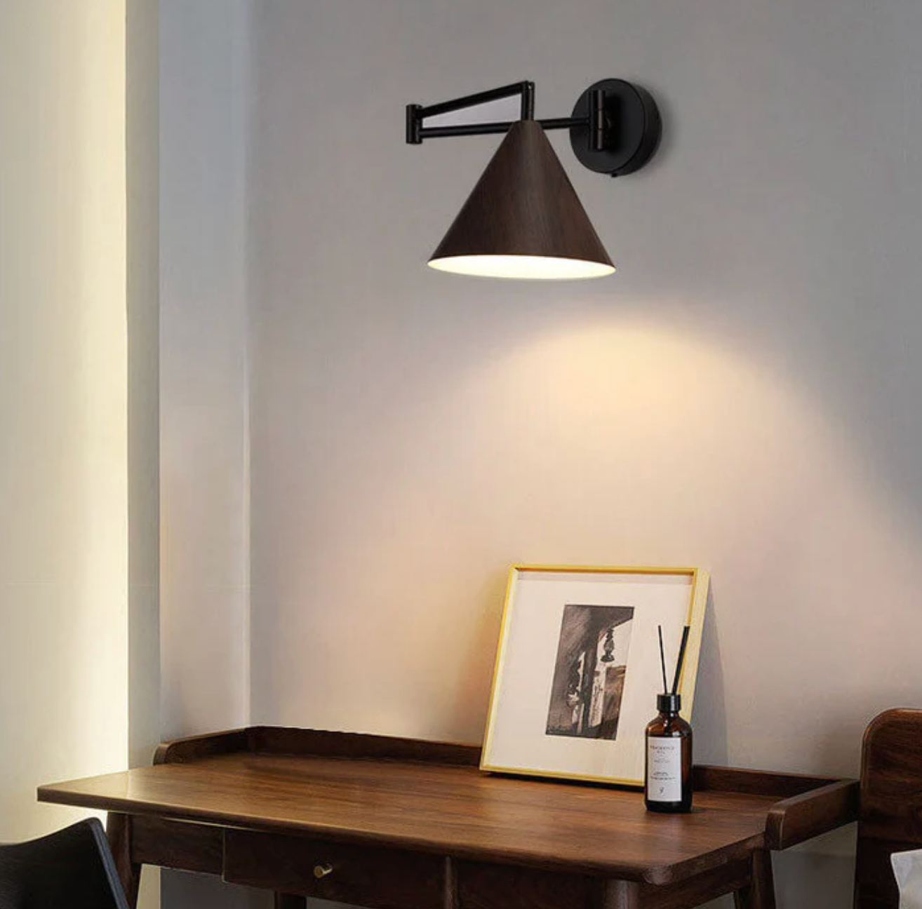 Nowoczesny kinkiet ścienny z drewnianym kloszem – minimalistyczna lampa ścienna