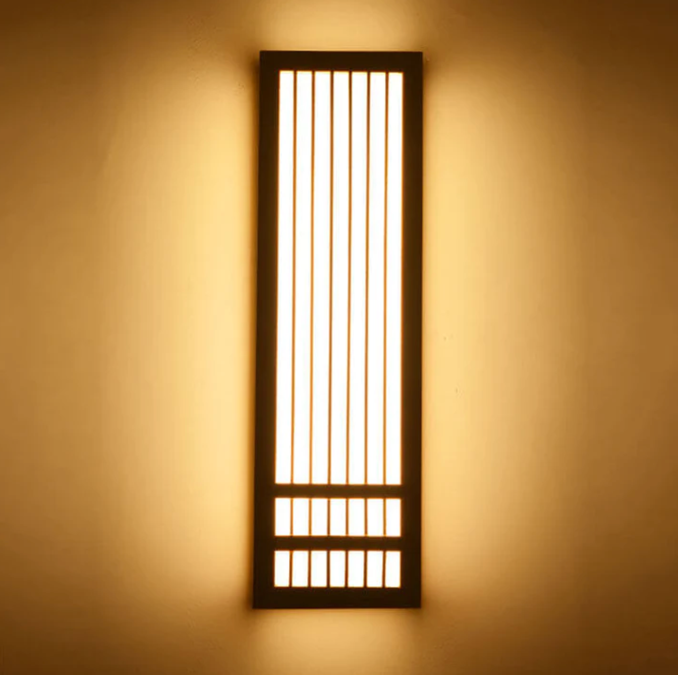 Kinkiet ścienny drewniany LED – lampa w stylu japandi z dekoracyjnym panelem
