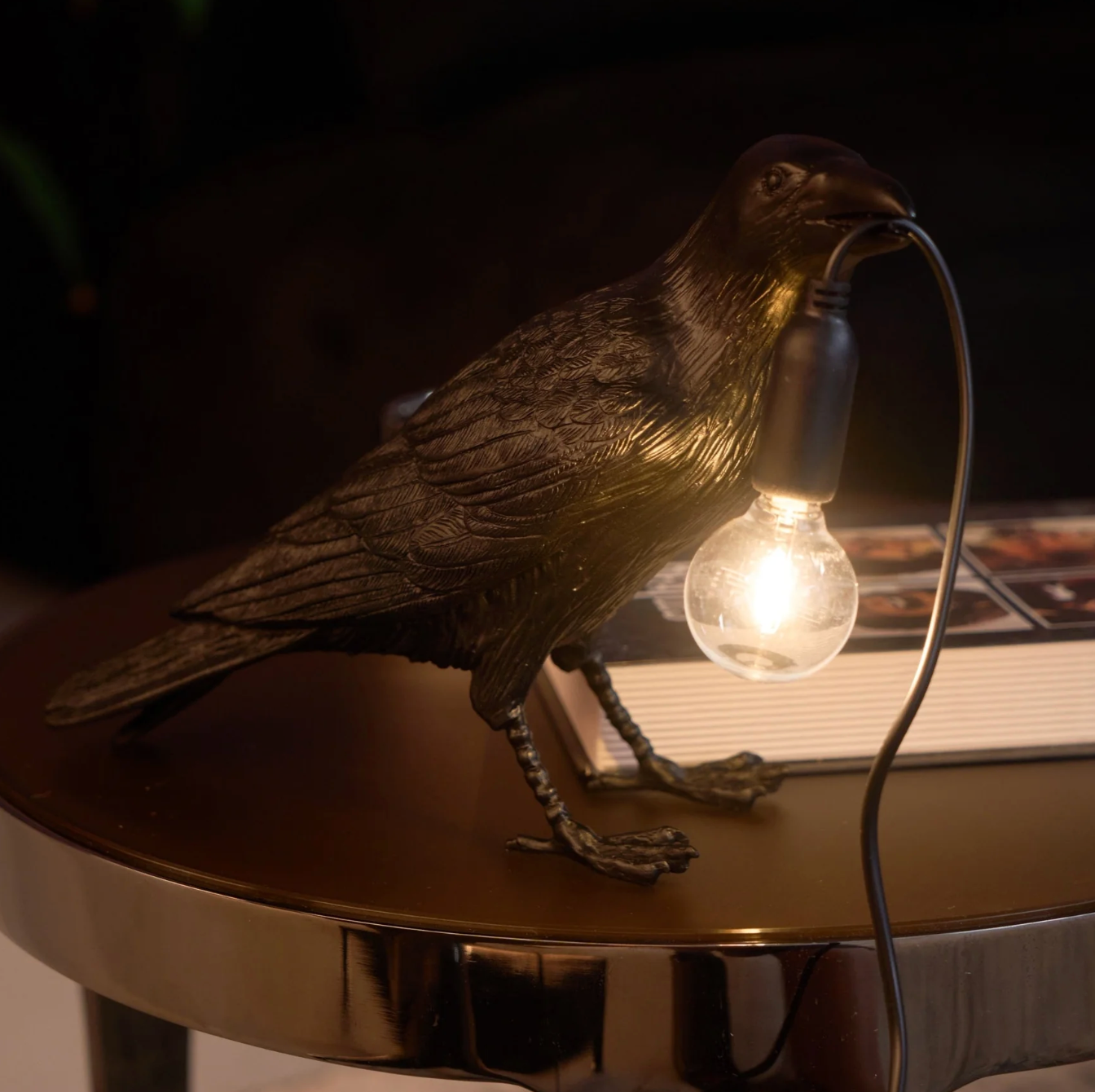 Lampa stołowa Kruk – nowoczesna dekoracja z żarówką