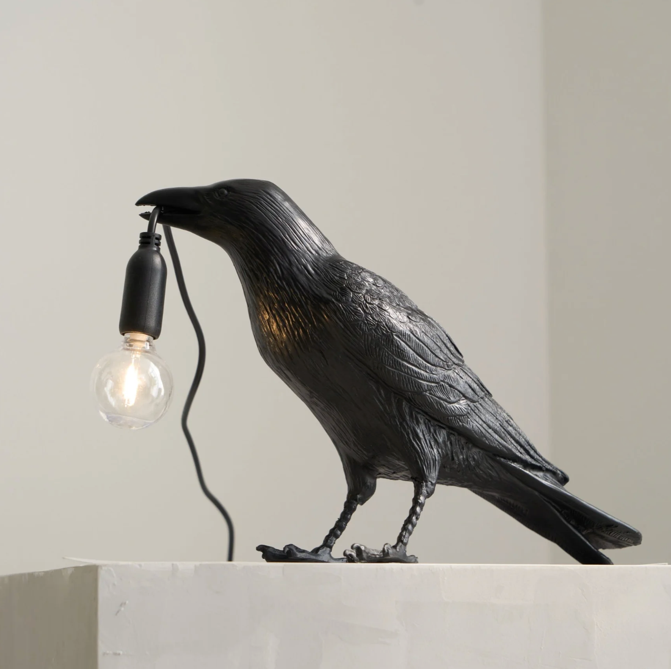 Lampa stołowa Kruk – nowoczesna dekoracja z żarówką
