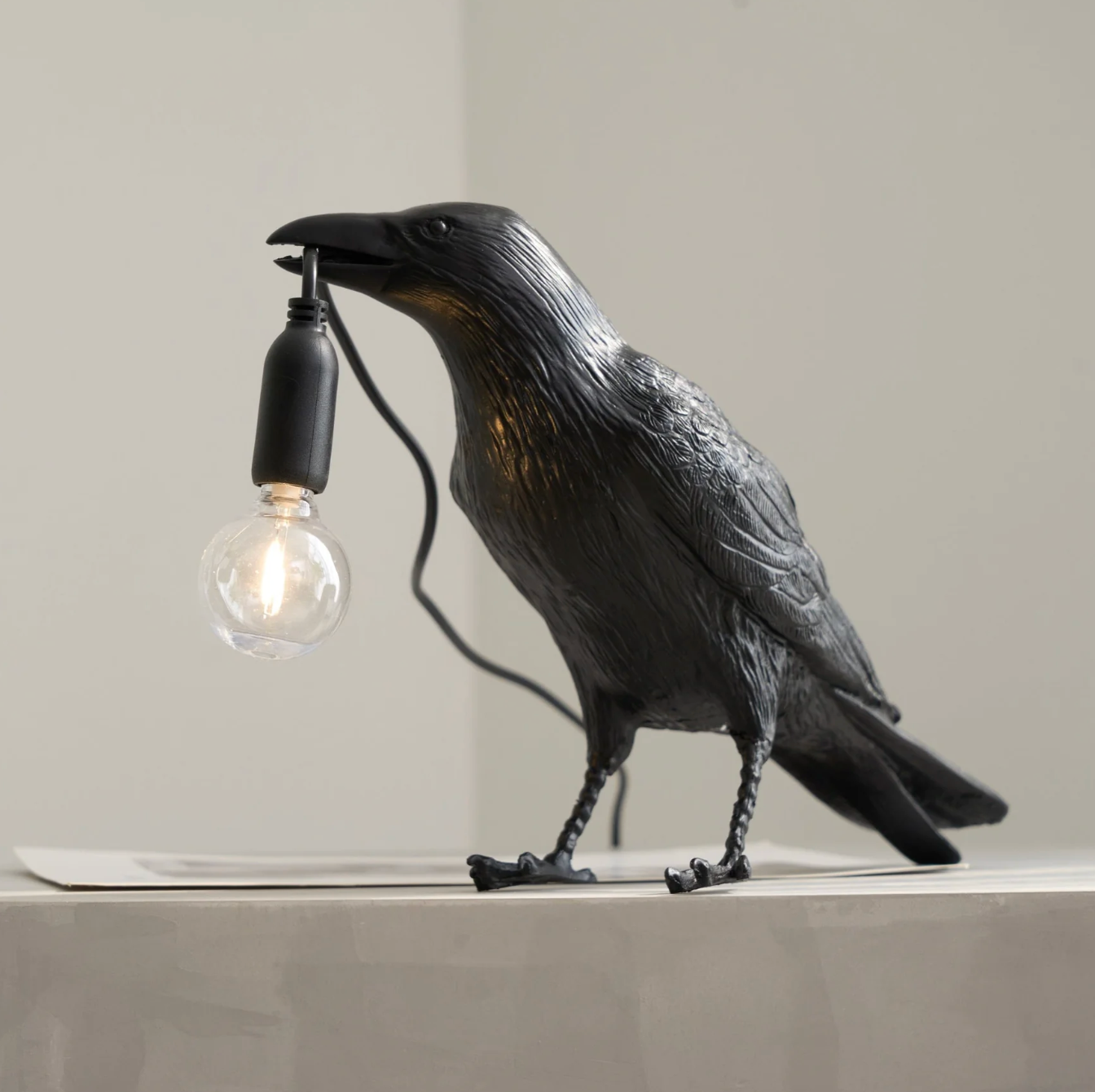 Lampa stołowa Kruk – nowoczesna dekoracja z żarówką