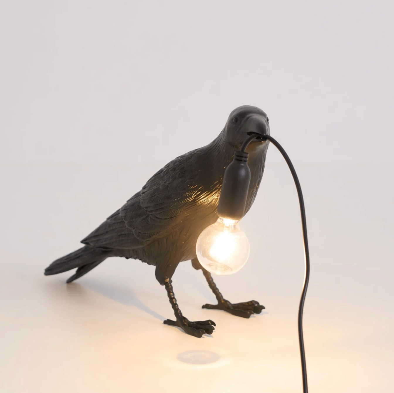 Lampa stołowa Kruk – nowoczesna dekoracja z żarówką