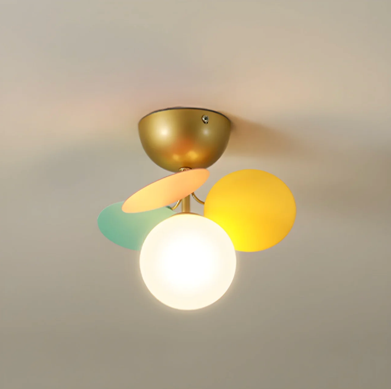 Nowoczesna lampa sufitowa LED – designerski plafon z kulistymi kloszami
