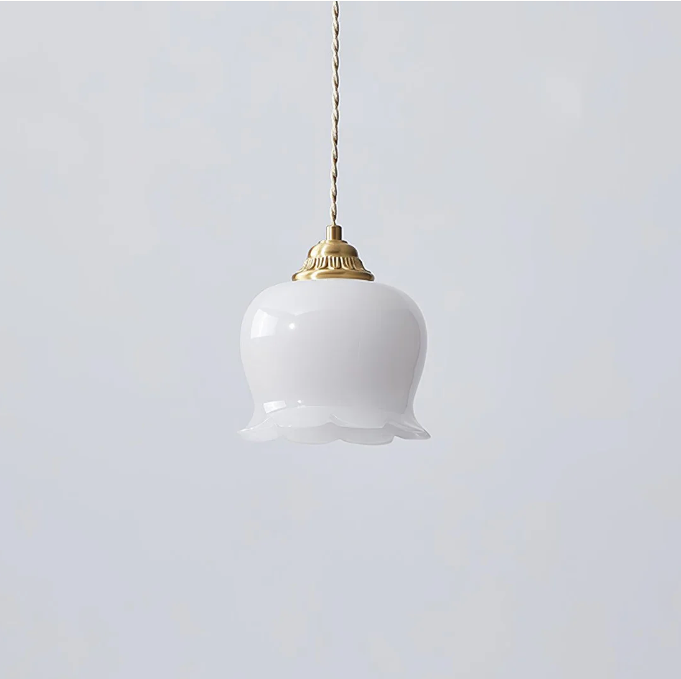 Lampa wisząca retro – szklany klosz w stylu vintage z metalową oprawą