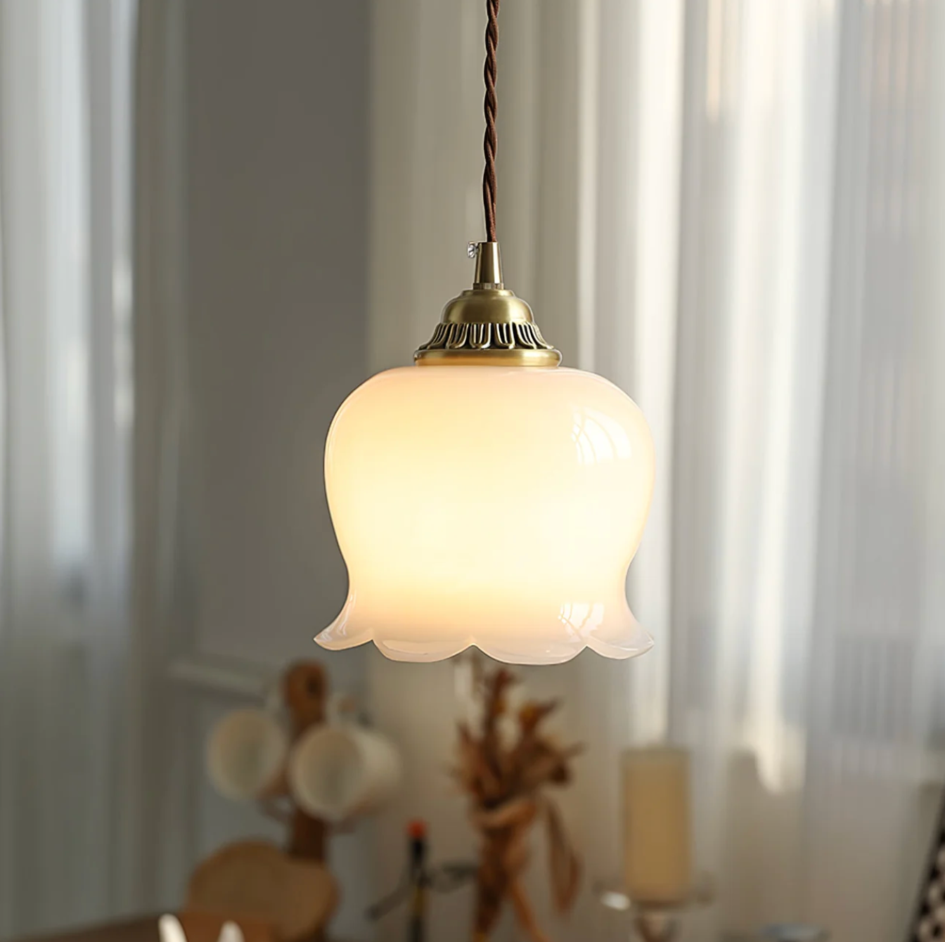 Lampa wisząca retro – szklany klosz w stylu vintage z metalową oprawą