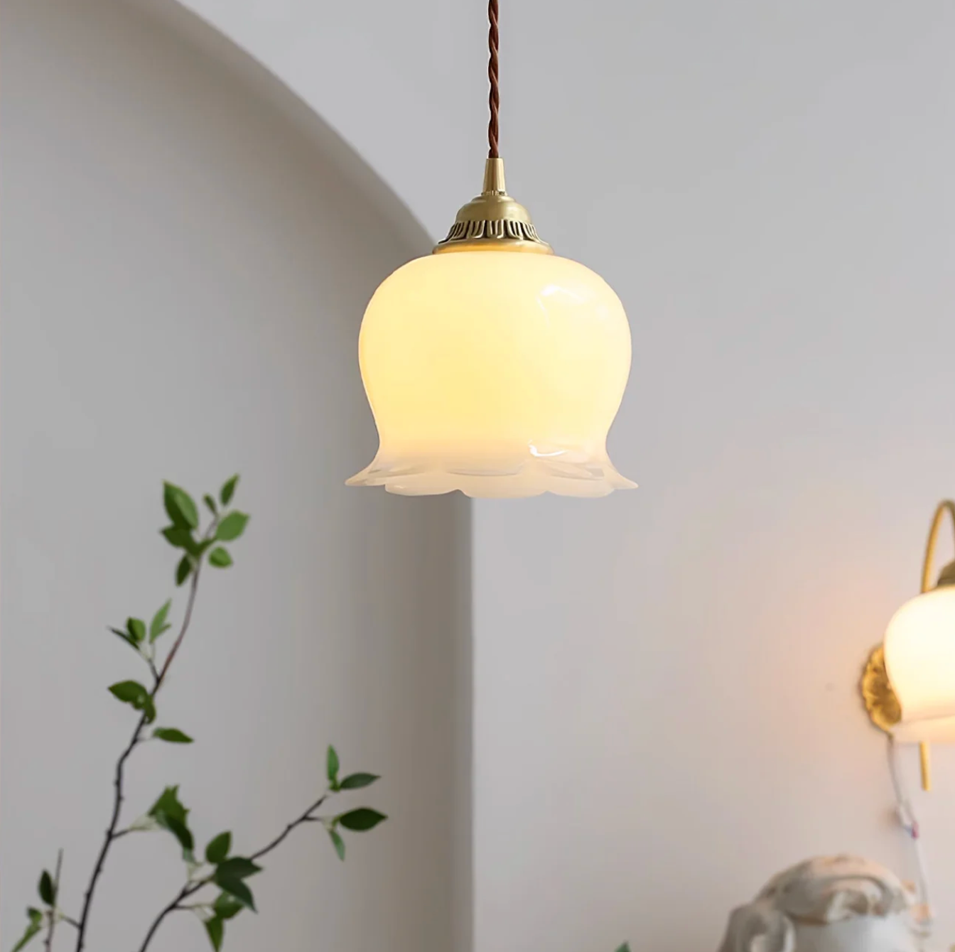 Lampa wisząca retro – szklany klosz w stylu vintage z metalową oprawą