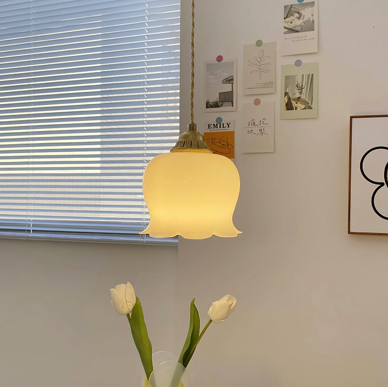 Lampa wisząca retro – szklany klosz w stylu vintage z metalową oprawą