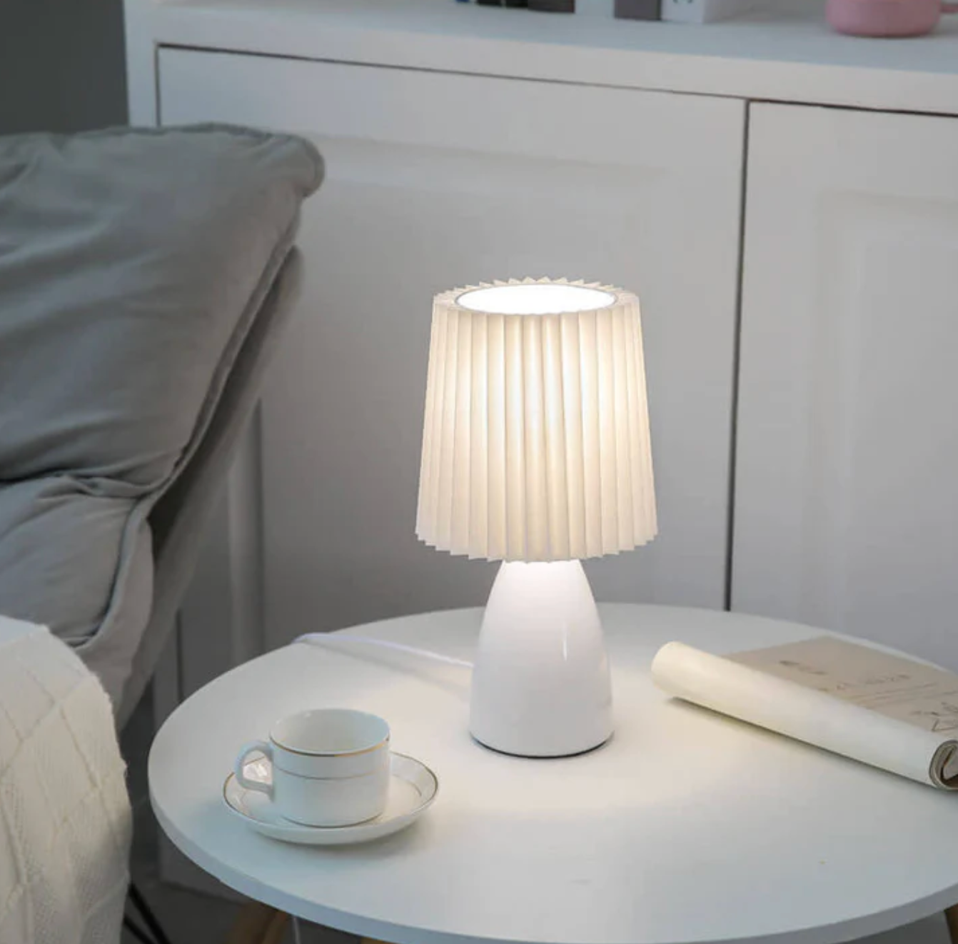 Klasyczna lampa stołowa z plisowanym abażurem