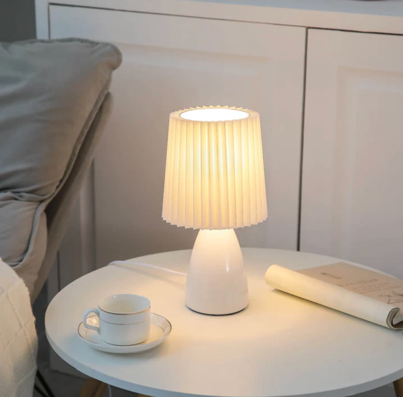 Klasyczna lampa stołowa z plisowanym abażurem