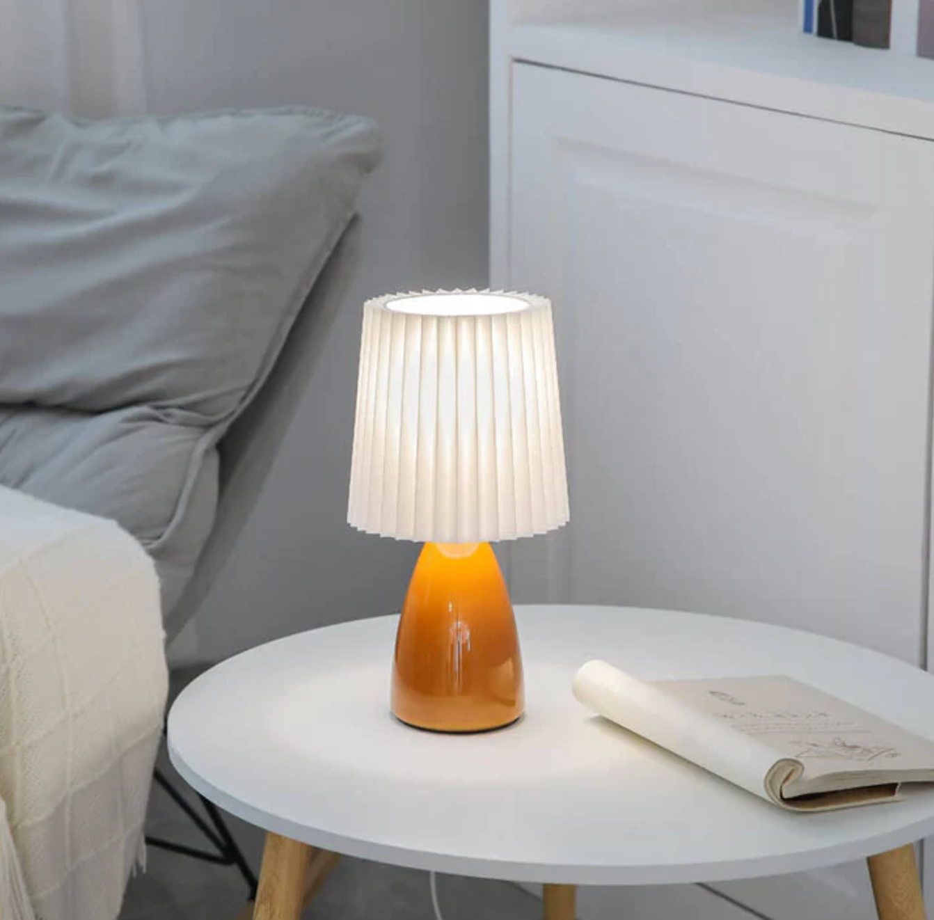 Klasyczna lampa stołowa z plisowanym abażurem