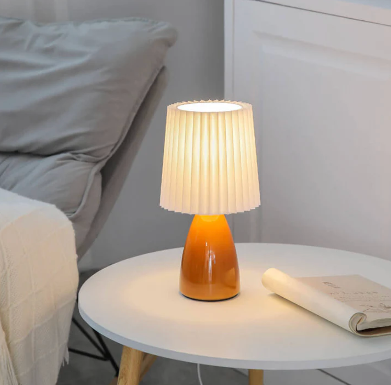 Klasyczna lampa stołowa z plisowanym abażurem