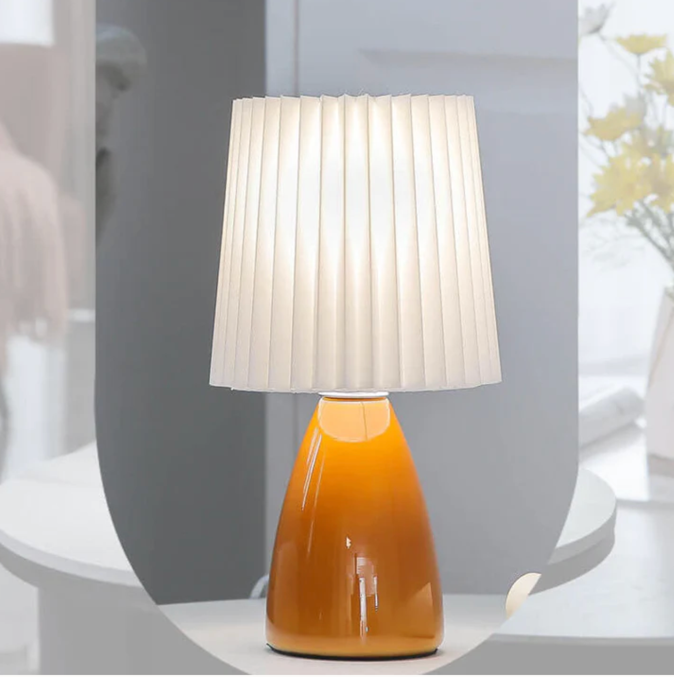 Klasyczna lampa stołowa z plisowanym abażurem