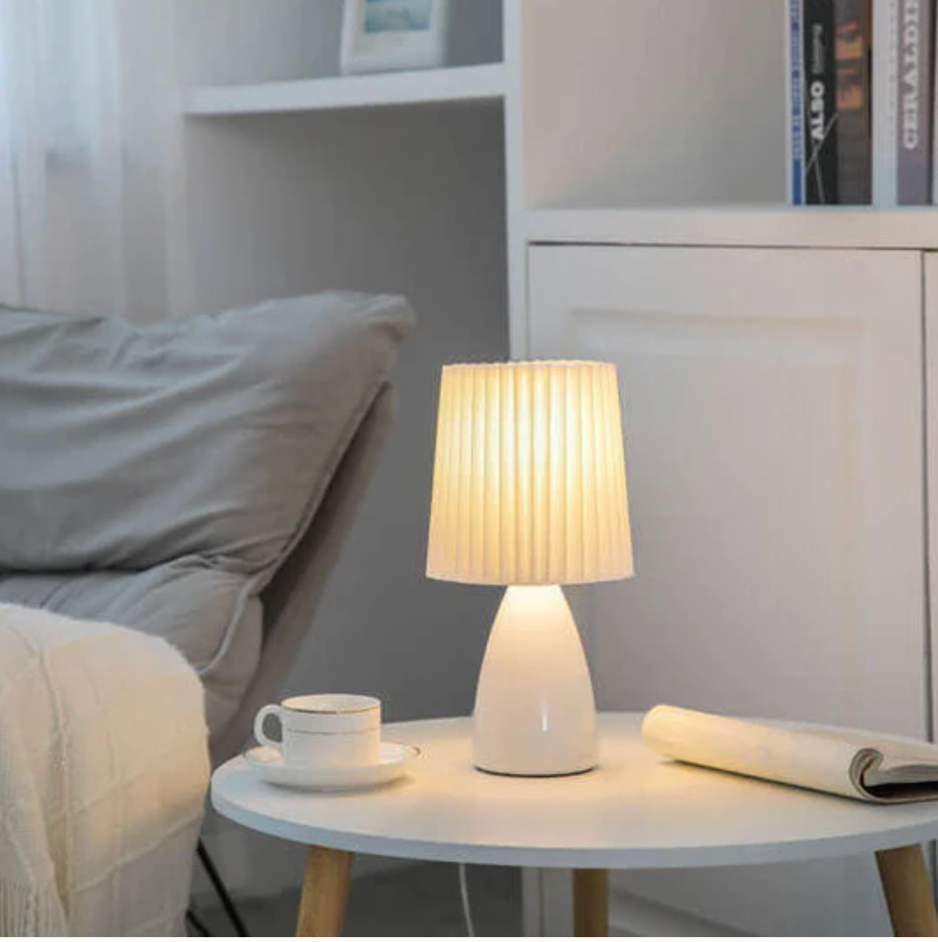 Klasyczna lampa stołowa z plisowanym abażurem
