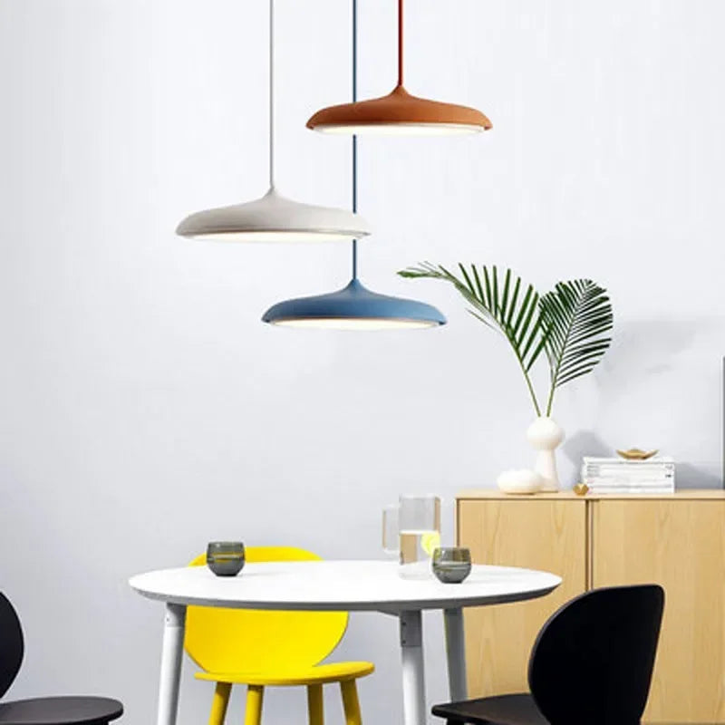 Nowoczesna lampa wisząca LED – ultracienki klosz, designerskie oświetlenie sufitowe do salonu lub jadalni