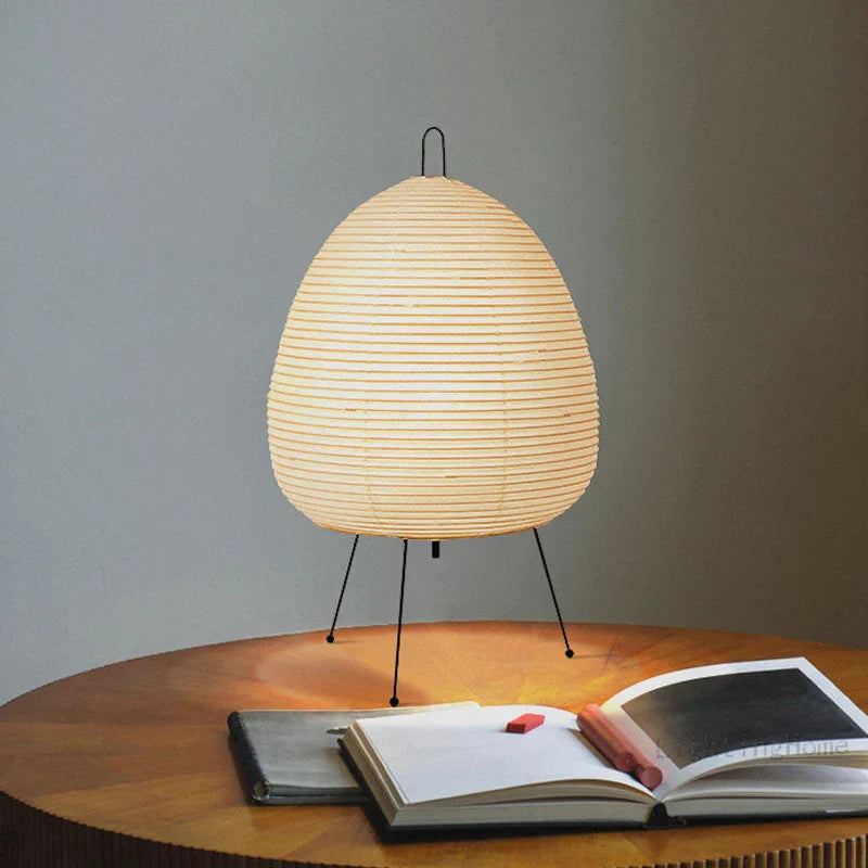Nowoczesna lampa stołowa LED z kloszem z papieru ryżowego – artystyczna dekoracja na trójnogu