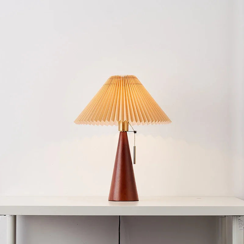 Lampa stołowa z plisowanym kloszem – drewniana podstawa, styl skandynawski