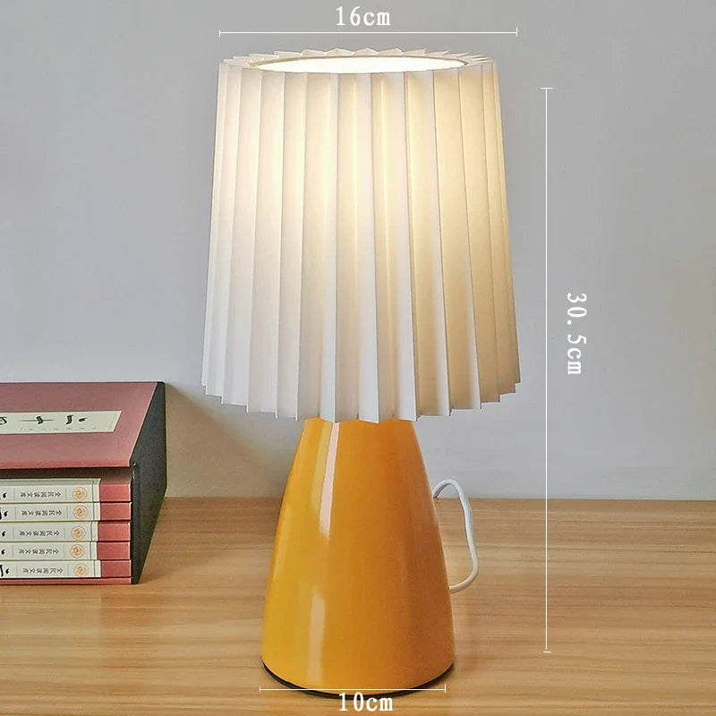 Klasyczna lampa stołowa z plisowanym abażurem