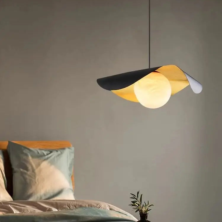 Designerska Lampa Wisząca z Kloszem w Kształcie Kuli i Falującą Osłoną