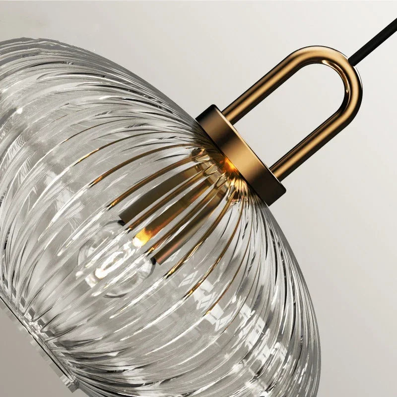 Nowoczesna lampa wisząca szklana z ryflowanym kloszem