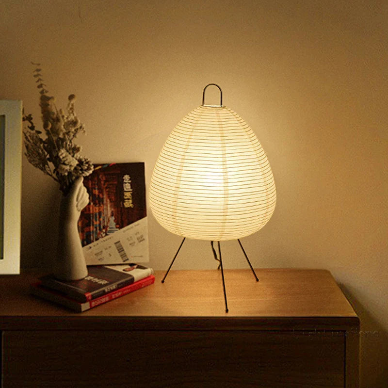 Nowoczesna lampa stołowa LED z kloszem z papieru ryżowego – artystyczna dekoracja na trójnogu