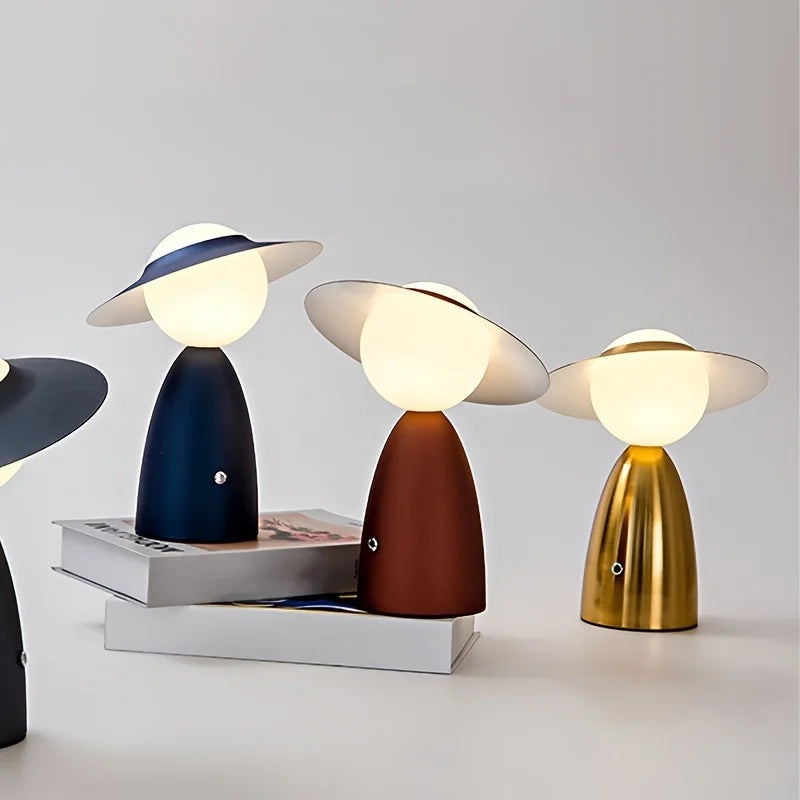 Lampa stołowa LED w kształcie postaci z kapeluszem – designerska lampka nocna do salonu lub sypialni