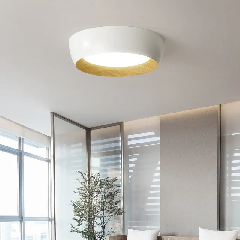 Nowoczesna lampa sufitowa LED z drewnianym akcentem