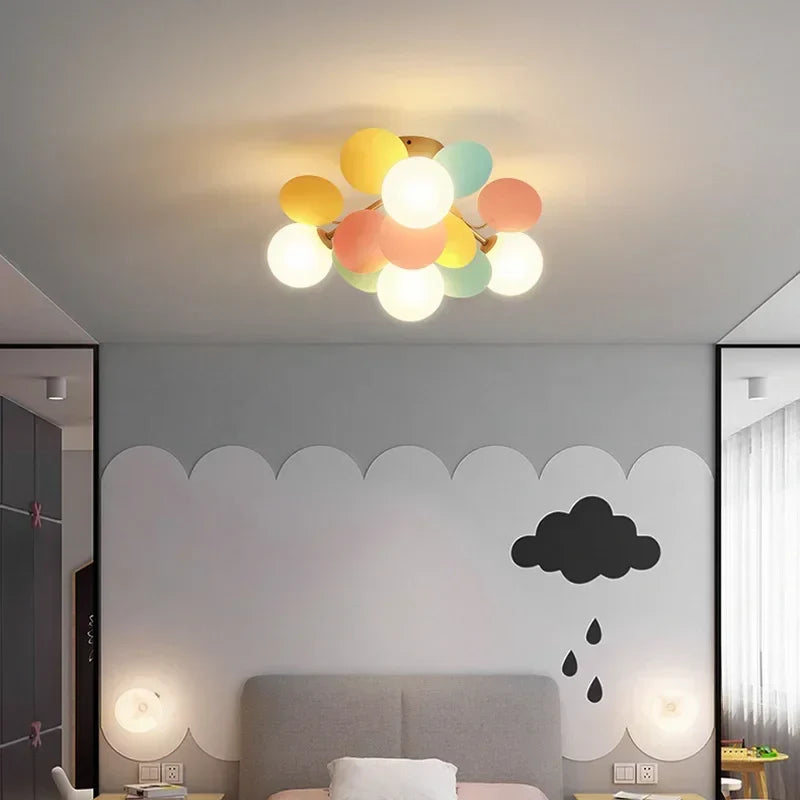 Nowoczesna lampa sufitowa LED – designerski plafon z kulistymi kloszami