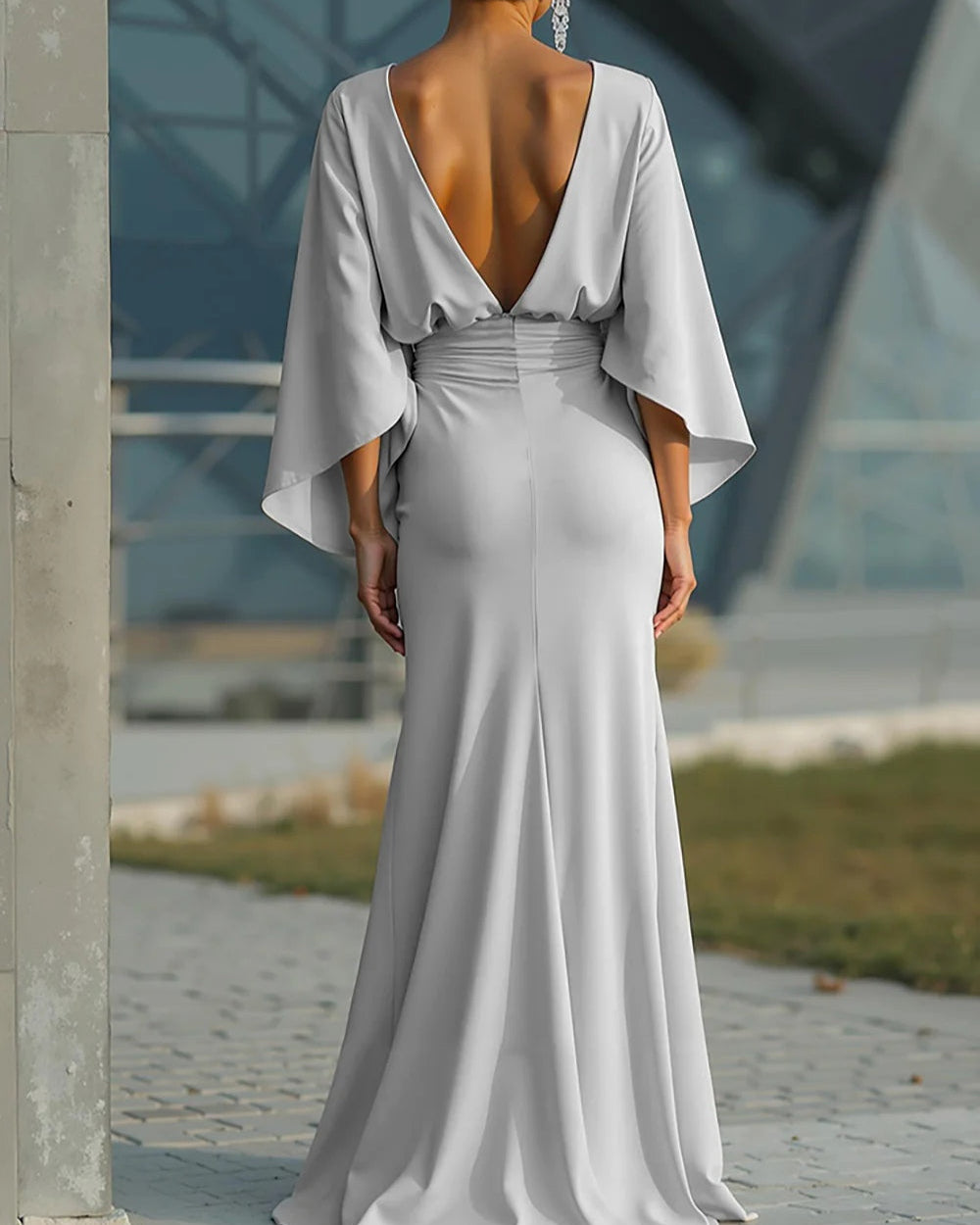 Clara | Elegancka sukienka z dekoltem w serek, bez rękawów