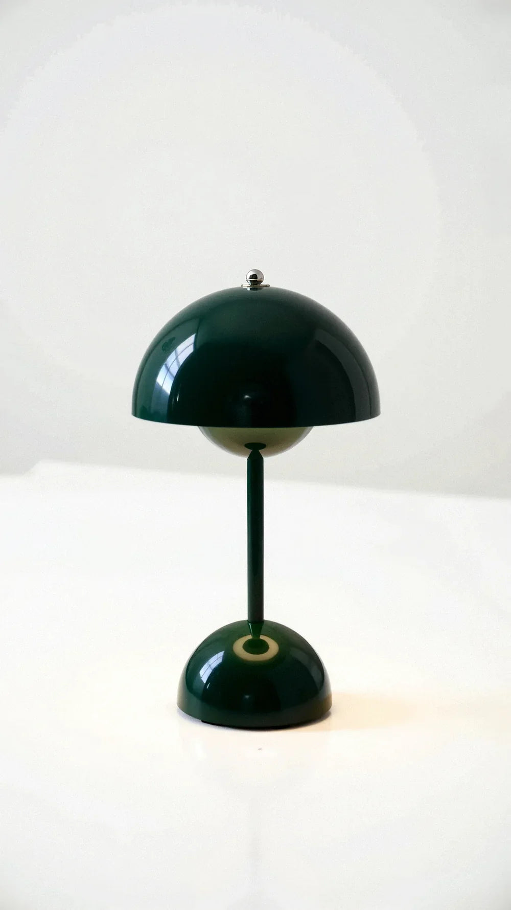 Bezprzewodowa lampa stołowa o minimalistycznym designie